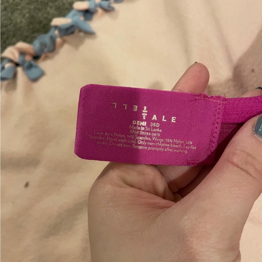 Telltale bra - Picture 3 of 3